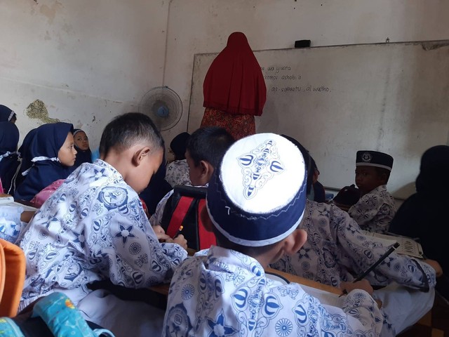 Suasana belajar siswa SD/MI Cokroaminoto Surabaya di sekolah darurat. Foto: Amanah Nur Asiah/Basra