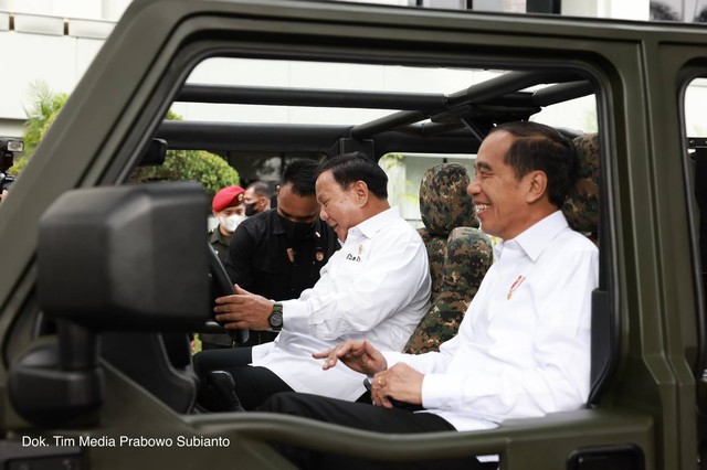 Momen ketika Prabowo Subianto sopiri Presiden Jokowi saat mencoba Rantis Maung usai Rapim di Kementerian Pertahanan, Rabu (18/1/2023). Foto: Tim Media Prabowo Subianto