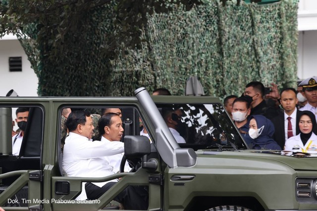 Momen ketika Prabowo Subianto sopiri Presiden Jokowi saat mencoba Rantis Maung usai Rapim di Kementerian Pertahanan, Rabu (18/1/2023). Foto: Tim Media Prabowo Subianto