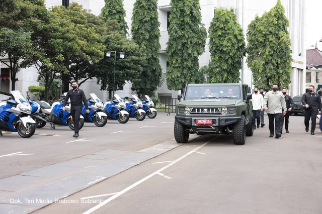 Momen ketika Prabowo Subianto sopiri Presiden Jokowi saat mencoba Rantis Maung usai Rapim di Kementerian Pertahanan, Rabu (18/1/2023). Foto: Tim Media Prabowo Subianto