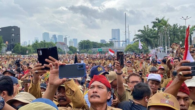 Foto kepala desa melakukukan aksi unjuk rasa menuntut perpanjangan masa jabatan Foto: Annisa Thahira Madina/kumparan