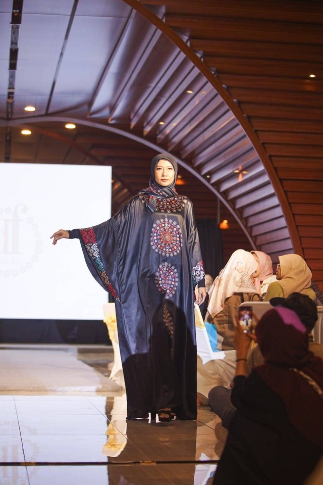 Parade Indonesia Hijab Walk yang berlangsung di Ballroom Masjid Raya Al-Jabbar, Kota Bandung. Foto: Dok. Istimewa