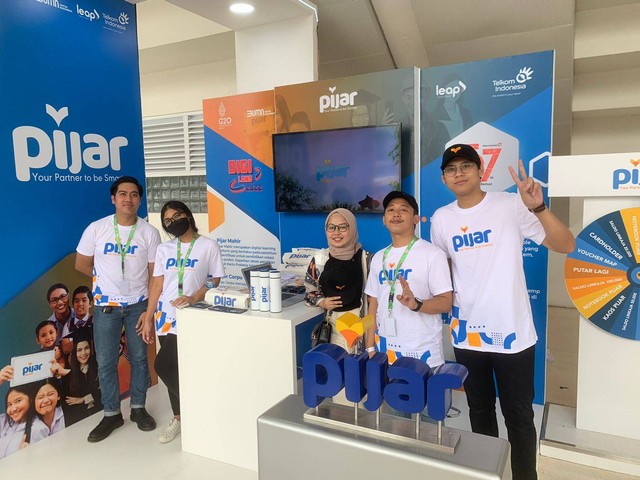 Pelatihan bersertifikat dari Pijar Mahir telah mendorong terciptanya UMKM baru di kalangan generasi muda. Foto: Telkom
