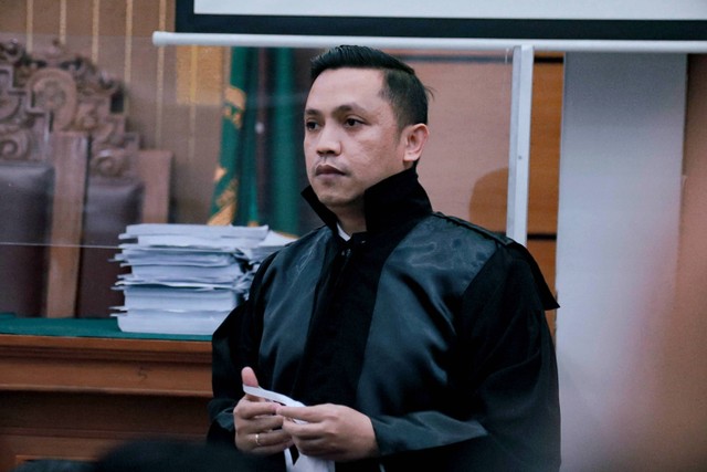 Kuasa hukum terdakwa Richard Eliezer, Ronny Talapessy, di Ruang Sidang Pengadilan Negeri Jakarta Selatan, Rabu (18/1/2023). Foto: Jamal Ramadhan/kumparan
