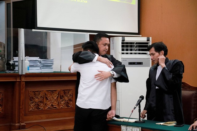 Terdakwa Richard Eliezer memeluk kuasa hukumnya, Ronny Talapessy, usai mendengarkan tuntutan pada sidang lanjutan terkait pembunuhan Brigadir Yosua di Pengadilan Negeri Jakarta Selatan, Rabu (18/1/2023). Foto: Jamal Ramadhan/kumparan