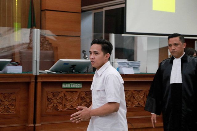 Terdakwa Richard Eliezer usai mendengarkan tuntutan pada sidang lanjutan terkait pembunuhan Brigadir Yosua di Pengadilan Negeri Jakarta Selatan, Rabu (18/1/2023). Foto: Jamal Ramadhan/kumparan