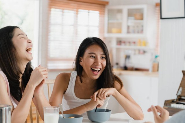 Ilustrasi ngemil bersama teman di sela aktivitasa. Foto: Shutterstock