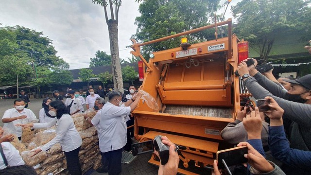 Dinas Perdagangan (Disdag) Kota Yogyakarta memusnahkan 687,5 kilogram kerupuk puli mentah atau legendar yang mengandung boraks. Foto: Dok. Istimewa