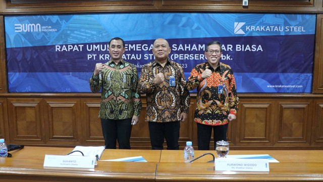 PT Krakatau Steel Tbk mengangkat Purwono Widodo (Kanan) menjadi Direktur Utama Krakatau Steel pada Rapat Umum Pemegang Saham Luar Biasa, Rabu (18/1/2023). Foto: dok. Krakatau Steel