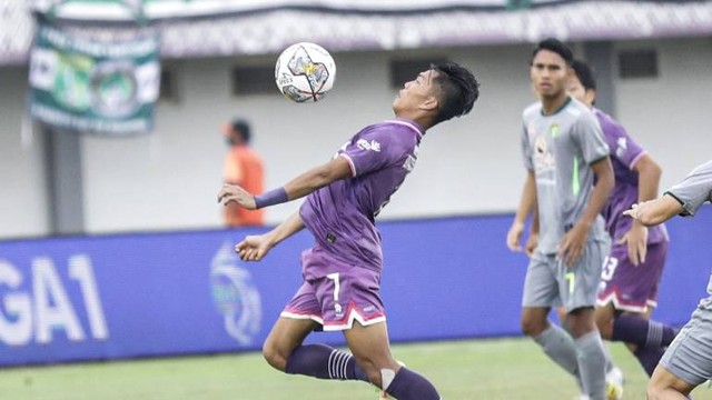 Persita Tangerang melawan Persebaya Surabaya dalam laga pekan ke-19 Liga 1 2022/23 di Stadion Indomilk Arena Rabu (18/1/2023). Foto: Twitter/@Persitajuara