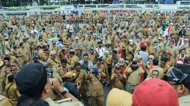 Foto dari TV One News : Demonstrasi Kepala Desa Menuntut Masa Jabatan Diperpanjang