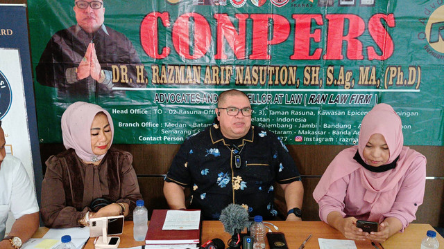 Konferensi pers Pengacara Razman Arif Nasution di Kawasan Kuningan Jakarta Selatan, Rabu (18/1/2023).  Foto: Aprilandika Pratama/kumparan