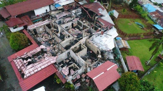 Rumah dinas Kapolda Papua, Irjen Pol Mathius Fakhiri yang terbakar. Foto: Polresta Jayapura Kota.