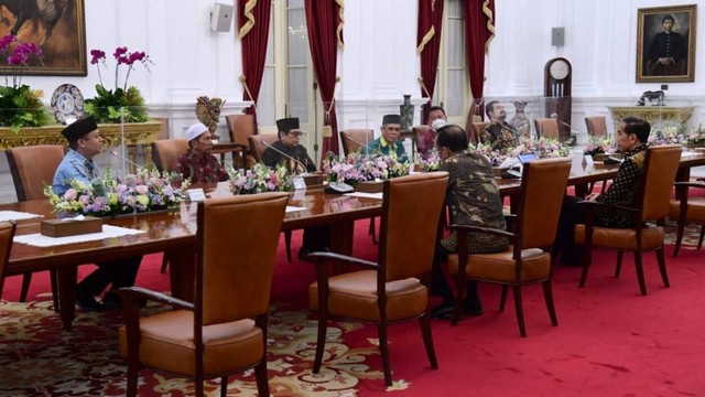 Presiden Joko Widodo menerima Panitia Muktamar Rabithah Melayu-Banjar di Istana Merdeka, Jakarta, pada Selasa (17/1/2023). Foto: Lukas/Biro Pers Sekretariat Presiden