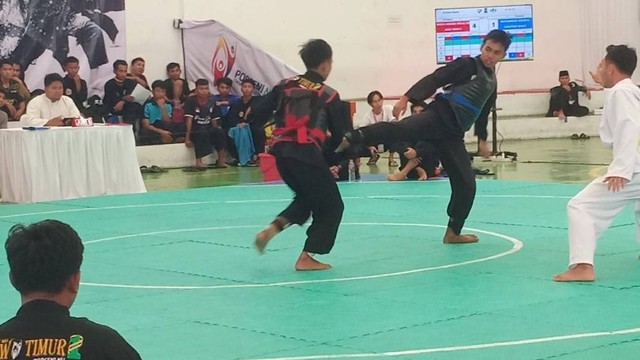 Pertandingan cabang pencak silat di Sport Hall Tirtonadi, Solo, Rabu (18/01/2023). FOTO: Agung Santoso