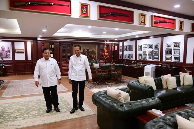 Presiden Jokowi mampir ke ruang kerja Menhan Prabowo Subianto. Foto: Kemhan RI