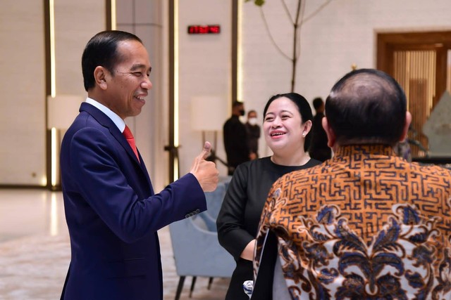 Presiden Jokowi bersama Ketua DPR Puan Maharani saat menemui Ketua Majelis Nasional Korsel Kim Jin-pyo di Pangkalan TNI AU Halim Perdanakusuma. Foto: Lukas/Biro Pers Sekretariat Presiden