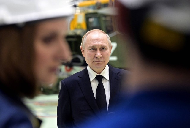 Presiden Rusia Vladimir Putin menghadiri pertemuan dengan karyawan pabrik Obukhovsky, yang merupakan salah satu lokasi produksi produsen rudal Rusia Almaz-Antey, di Saint Petersburg, Rusia. Foto: Sputnik/Ilya Pitalyov/Pool via REUTERS