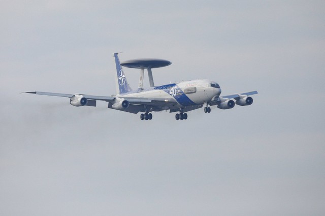 Sebuah pesawat pengintai NATO AWACS mendarat di Pangkalan Airlift ke-90 Angkatan Udara Rumania, di Otopeni, Ilfov, Rumania. Foto: Inquam Photos/George Calin via REUTERS