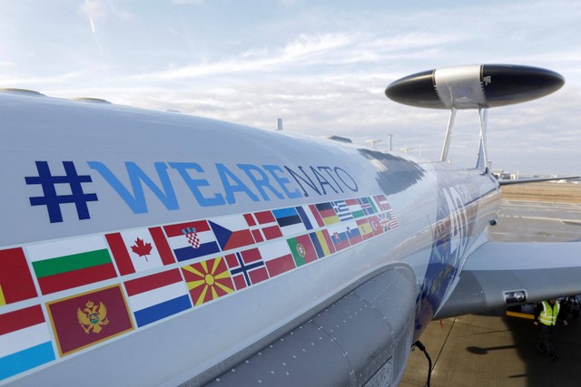 Sebuah pesawat pengintai NATO AWACS mendarat di Pangkalan Airlift ke-90 Angkatan Udara Rumania, di Otopeni, Ilfov, Rumania. Foto: Inquam Photos/George Calin via REUTERS