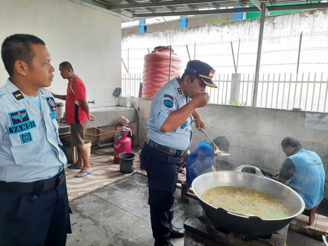 Karutan Barabai, Gusti Iskandarsyah mencicipi langsung makanan yang akan diberikan kepada warga binaan pemasyarakatan