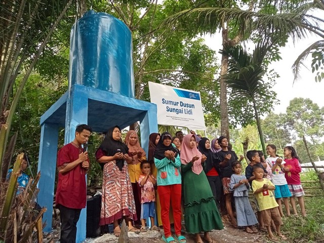 Warga Dusun Sungai Lidi berdoa sebagai rasa syukur atas dibangunnya sumur di dusun mereka. Foto: Dokumentasi Pribadi