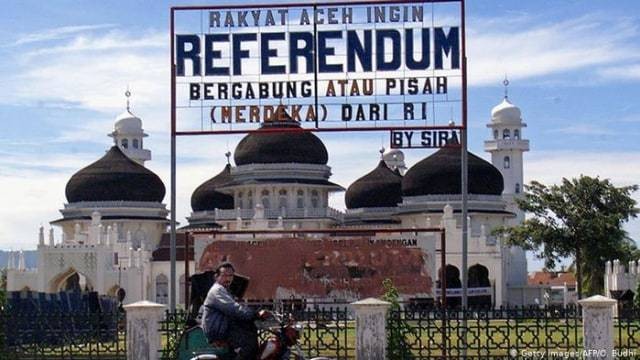 Pamplet referendum di depan Masjid Raya Baiturrahman, Banda Aceh, 1999. Foto: Getty Image/AFP/O. Budhi