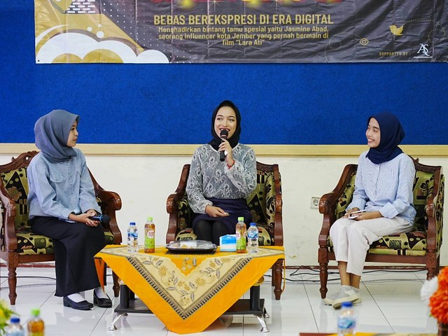 Kegiatan saat Jasmine Abad sharing tentang dunia influencer dan konten kreator (Sumber : Humas Unmuh Jember).