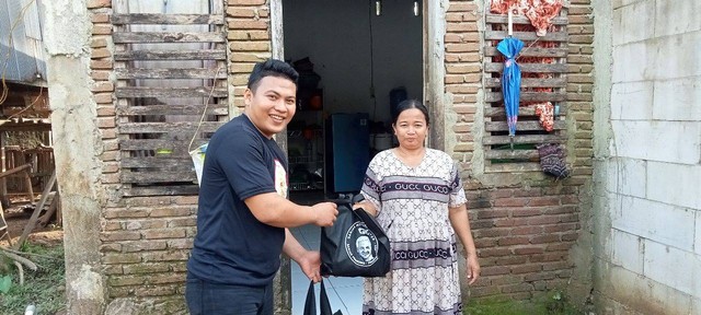 Relawan Ganjar Milenial Center (GMC) Sulawesi Selatan saat membagikan bantuan sembako kepada warga di Tompobulu, Kabupaten Maros, Kamis (19/1). Foto: Dok. Istimewa