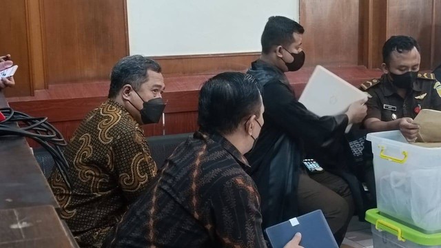 Dua terdakwa dari Ketua Panpel Arema FC Abdul Haris dan Security Officer Suko Sutrisno hadir dalam persidangan pemeriksaan saksi tragedi Kanjuruhan di PN Surabaya, Kamis (19/1/2023). Foto: Farusma Okta Verdian/kumparan