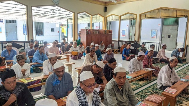 Humas Lapas Probolinggo - Pesantren Madrasah Diniyah Lapas Probolinggo Sebagai Wadah Program Masuk Napi Keluar Santri