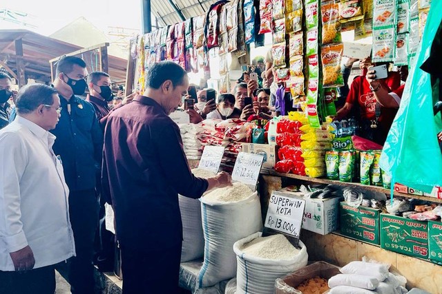 Presiden Jokowi (kemeja merah marun) mengunjungi serta membagikan bansos kepada para pedagang di Pasar Pinasungkulan, Kota Manado, Kamis (19/1/2023). Foto: Rusman/Biro Pers Sekretariat Presiden