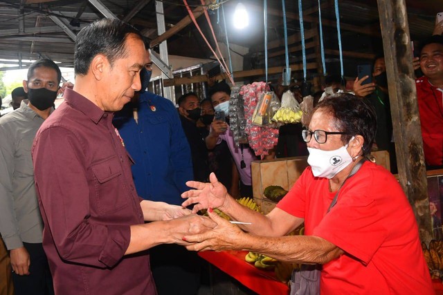 Presiden Jokowi (kemeja merah marun) mengunjungi serta membagikan bansos kepada para pedagang di Pasar Pinasungkulan, Kota Manado, Kamis (19/1/2023). Foto: Rusman/Biro Pers Sekretariat Presiden