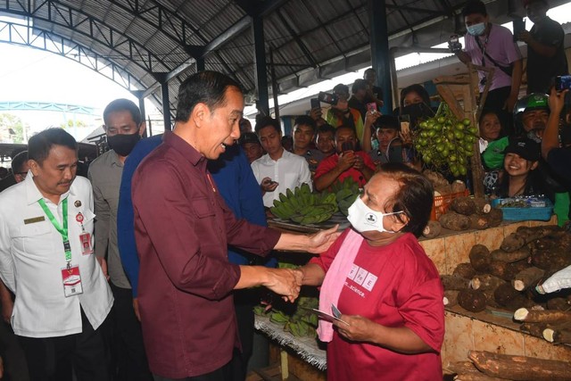 Presiden Jokowi (kemeja merah marun) mengunjungi serta membagikan bansos kepada para pedagang di Pasar Pinasungkulan, Kota Manado, Kamis (19/1/2023). Foto: Rusman/Biro Pers Sekretariat Presiden