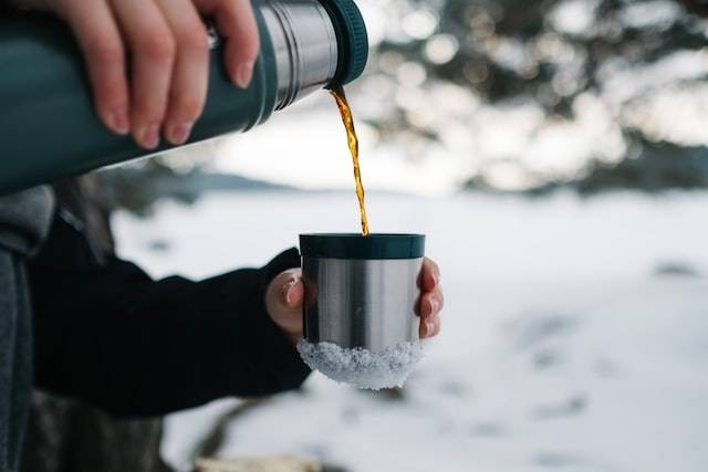 Ilustrasi termos sebagai alat untuk menyimpan air agar tetap panas. Foto: Unsplash/Jonas Jacobsson