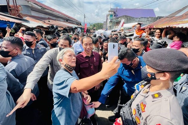 Presiden RI Joko Widodo (Jokowi) mengunjungi Pasar Airmadidi, di Kabupaten Minahasa Utara, Sulawesi Utara, Kamis (19/01/2023). Foto: Dok. Laily Rachev - Biro Pers Sekretariat Presiden