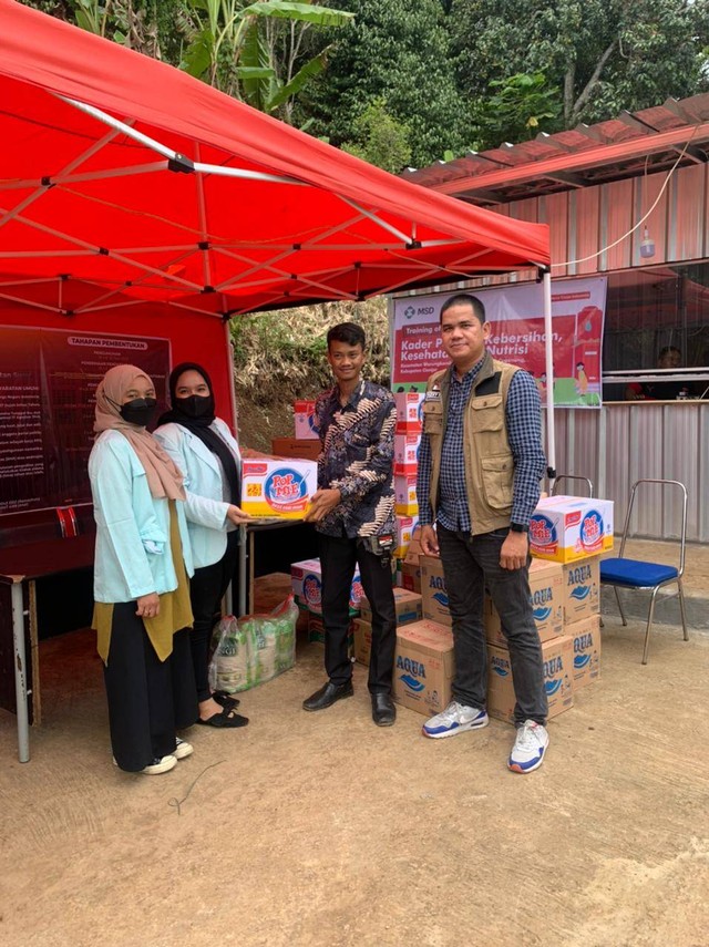 Penyaluran bantuan bencana alam Cianjur dari STIKOM dan STD  InterStudi