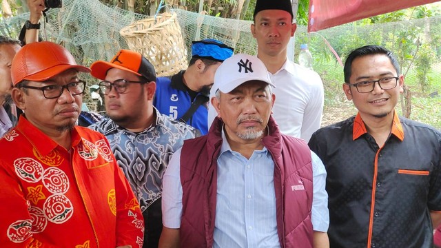 Presiden PKS Ahmad Syaikhu (tengah) mengunjungi pengolahan sampah di Kampung 99, Kelurahan Meruyung, Kecamatan Limo, Kota Depok, Kamis (19/1). Foto: kumparan