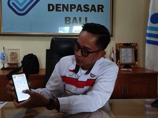 Kepala BP3MI Denpasar Bali, Anak Agung Gde Indra Hardiawan menunjukkan aplikasi Bali Mantap - LSU