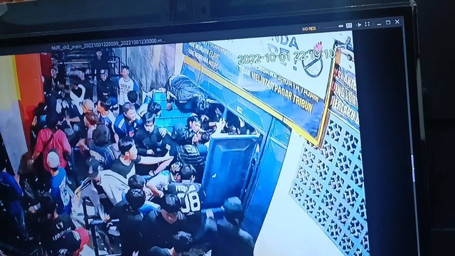 JPU memutar video rekaman CCTV di pintu 13 saat persidangan pemeriksaan saksi tragedi Kanjuruhan di PN Surabaya, Kamis (19/1/2022). Foto: Farusma Okta Verdian/kumparan