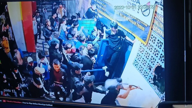 JPU memutar video rekaman CCTV di pintu 13 saat persidangan pemeriksaan saksi tragedi Kanjuruhan di PN Surabaya, Kamis (19/1/2022). Foto: Farusma Okta Verdian/kumparan