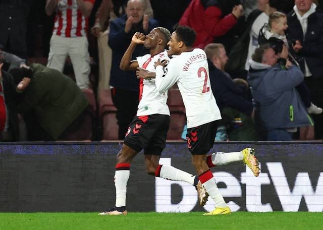 Moussa Djenepo dari Southampton merayakan gol kedua mereka dengan Kyle Walker-Peters saat pertandingan di Stadion St Mary, Southampton, Inggris. Foto: David Klein/Reuters