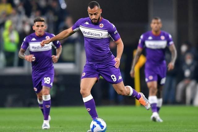 Pemain Fiorentina Arthur memberikan umpan kepada rekannya saat melawan Juventus pada pertandingan leg kedua semifinal Coppa Italia di Allianz Stadium, Turin, Italia. Foto: Daniele Mascolo/REUTERS