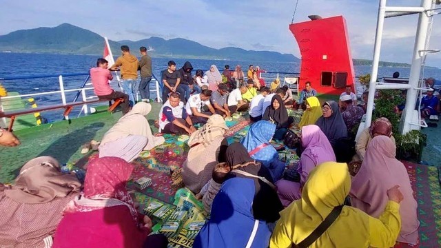 Warga penumpang KMP BRR melakukan doa bersama di atas kapal untuk mengenang 27 tahun tragedi tenggelamnya KMP Gurita di kawasan perairan laut Ujong Seuke, Sabang, Aceh, Kamis (19/1/2023). Foto: Dok. Pemkot Sabang