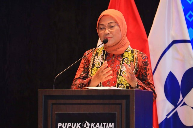 Menaker Ida Fauziyah menjelaskan penandatanganan PKB sebagai kepastian hukum bagi pihak perusahaan dan peningkatan kesejahteraan pekerja. Foto: Kemenaker