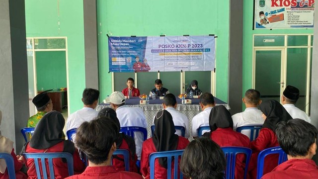 Foto pembukaan KKN-P 10 bersama dosen pembimbing lapangan dan sekretaris Desa Jatiarjo