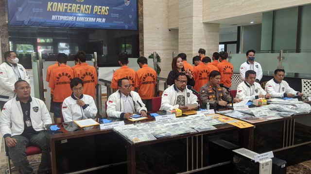 Jumpa pers pengungkapan kasus penipuan modus link phising dan aplikasi modifikasi di Mabes Polri, Jakarta, Kamis (19/1). Foto: Jonathan Devin/kumparan