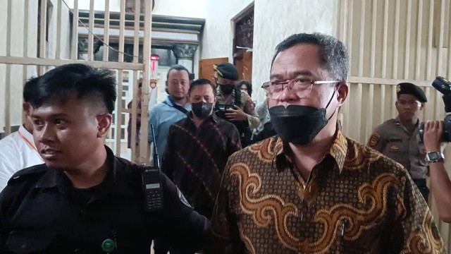 Ketua Panpel Arema FC, Abdul Haris (kemeja batik), terdakwa kasus tragedi Kanjuruhan. Foto: Farusma Okta Verdian/kumparan