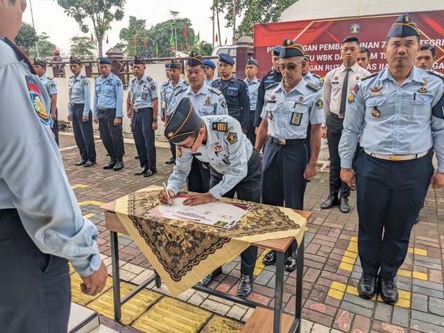 Kepala Rutan, Pejabat Struktural dan seluruh pegawai Rutan Pekalongan menandatangani pakta integritas untuk Pembangunan Zona Integritas 2023