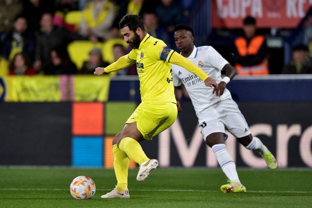 Pemain Real Madrid Vinicius Junior  menghadang pemain Villarreal Raul Albiol pada pertandingan 16 besar Copa del Rey di Stadion El Madrigal, Villarreal, Spanyol, Kamis (19/1/2023).  Foto: Pablo Morano/REUTERS